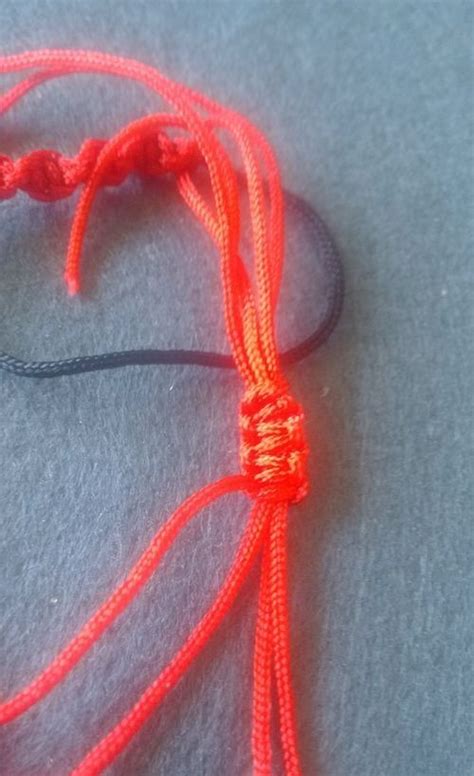 创意编绳饰物，红绳玫瑰花手绳的编织方法-51费宝网