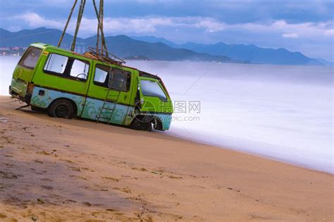 热带越野车旧停在靠近海边的滩上越南背景山和天空出租车高清图片下载-正版图片308045673-摄图网
