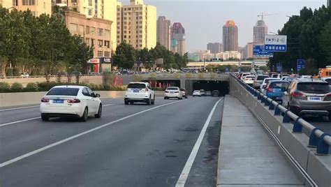 郑州京广路隧道试通行 目前双向各开通一条车道_凤凰网视频_凤凰网