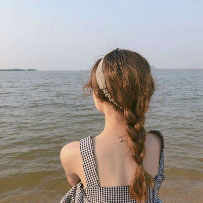 女人头像成熟稳重背影 唯美女生图片(3张)_唯美图片_表白图片网