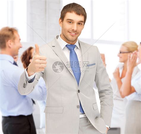 生意成功快乐的商人办公室里竖大拇指高清图片下载-正版图片300740668-摄图网