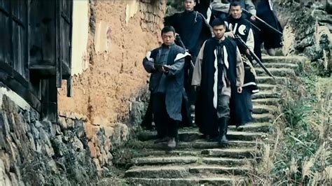 藏在山洞的日本人决定进村，会打拐弯石头的人被残忍杀害_凤凰网视频_凤凰网
