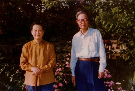 施蛰存教授与夫人陈慧华女士在华东师范大学校园（1982）