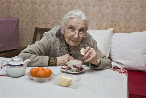 老太欧洲人在家喝茶高清图片下载-正版图片502781889-摄图网
