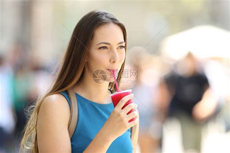单身女孩在夏天街上散步和喝一小口高清图片下载-正版图片304509671-摄图网