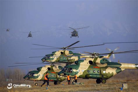 新疆军区多架直升机跨昼夜飞行训练