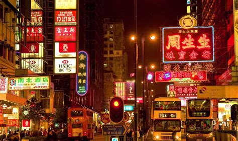 大陆街道和香港街道对比, 这下知道为啥都去香港旅游购物了吧