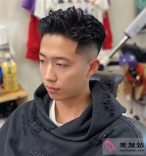 侧背头发型男图片