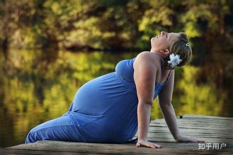 足月妊娠，脐带绕颈两周。