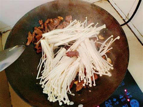 金针菇炒肉这样做，一定非常好吃 - 寻餐网