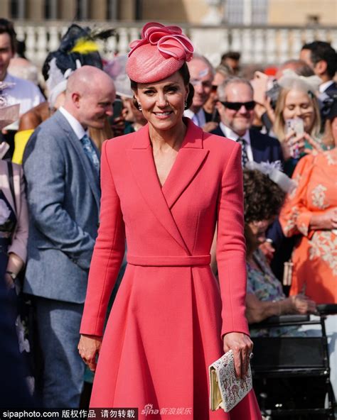 凯特王妃穿西瓜红裙亮相皇家公园派对 优雅端庄尽显好气质_新浪图片