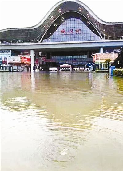 武汉强降雨致市内多处路段出现渍水-新闻频道-和讯网