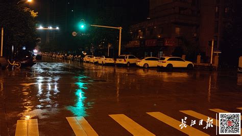 一整晚，暴雨红色预警连发！今天早上的武汉是这样的......_长江云 - 湖北网络广播电视台官方网站