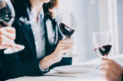 经理和新员工在餐厅喝葡萄酒高清图片下载-正版图片502265250-摄图网