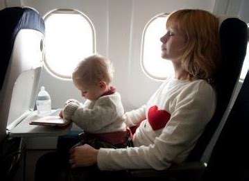 大人带着婴儿乘飞机旅行高清图片下载-正版图片305937644-摄图网