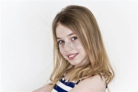 微笑眼睛十一岁的可爱女孩白色背景的金发长可爱的女孩白色金长发十四高清图片下载-正版图片307822567-摄图网
