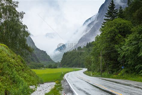 穿过挪威山的通路雾雨日美丽的绿色夏季风景旅行和游高清图片下载-正版图片305075564-摄图网
