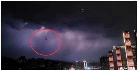 重庆上空出现巨型“雷暴云团”，有不明物体从空中掉落，那是什么|云团|雷暴|物体_新浪新闻