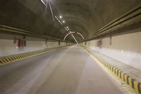 波墨公路告别“黑洞洞” 嘎隆拉隧道亮起“长明灯”_西藏自治区交通运输厅