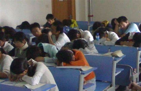 学生趴桌子睡觉的正确睡姿是什么-百度经验