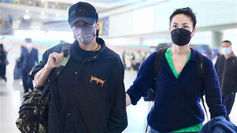 祝福吧！王菲谢霆锋现身机场返回北京，又是手牵手甚是甜蜜~-直播吧