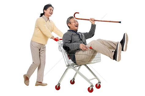 快乐老人推着坐在购物车里的老伴高清图片下载-正版图片507659326-摄图网