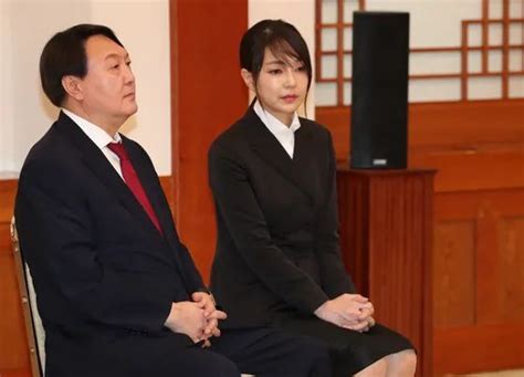 韩国总统爱妻人设崩塌！抢走伞让妻子淋雨超尴尬，网友：跟川普一模一样_凤凰网