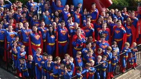 特朗普发视频摆出超人姿势，称美国需要一个超级英雄