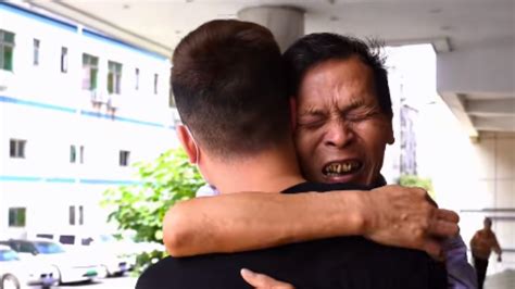 赣州一滞留缅北人员安全劝返，10年未见父子相拥而泣：欢迎回家_新浪新闻