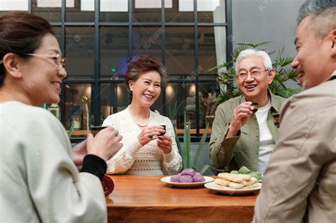 中老年人喝茶聊天高清摄影大图-千库网
