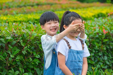 小女孩和小男孩图片