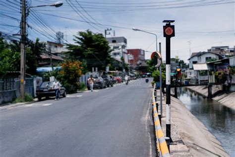 泰国东部春武里府当地道路的运河和道路之间的交通灯杆高清图片下载-正版图片506728784-摄图网