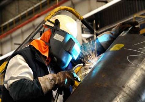 金属焊工使用电弧焊机在工厂焊接钢高清图片下载-正版图片506432395-摄图网