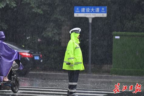 大雨来袭，行色匆匆_武汉_新闻中心_长江网_cjn.cn