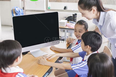 女老师和同学们在教室里用电脑上课高清图片下载-正版图片500600854-摄图网