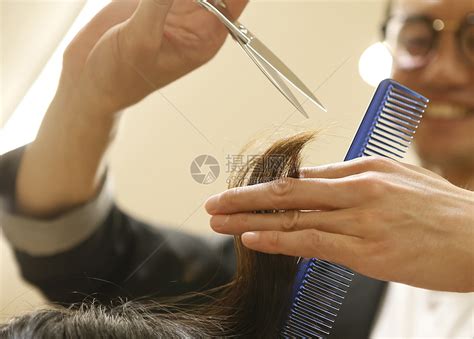 一个理发师剪头发的特写高清图片下载-正版图片502866329-摄图网