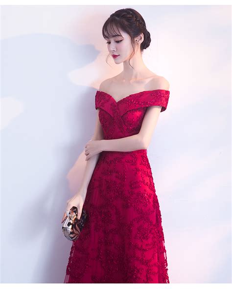 走红毯的杨蓉身材气质惊艳，穿一字肩连衣裙魅力十足，端庄优雅