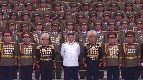 朝鲜民众庆祝停战62周年 金日成和金正日铜像前鞠躬_国际新闻_环球网