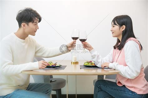 约会白昼人快乐情侣在餐厅里用餐高清图片下载-正版图片501911558-摄图网