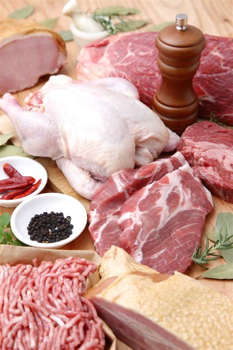桌子上摆放着各种肉类产品高清图片下载-正版图片600166225-摄图网