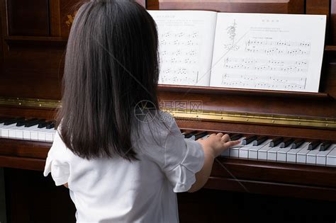 教小女孩弹钢琴的女人顶视图高清图片下载-正版图片503420552-摄图网