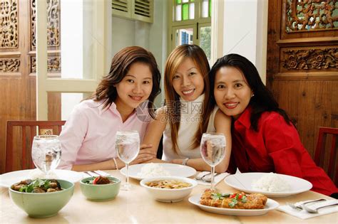 三个女人坐在餐馆的桌子高清图片下载-正版图片502434822-摄图网