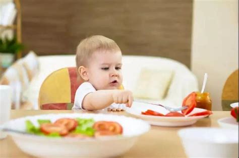过早给孩子吃“大人饭”有危害！营养的辅食添加宝妈们要注意这几点 - 知乎