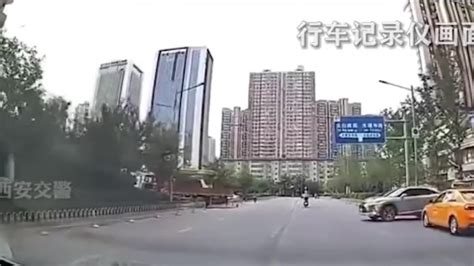 摩托车逆行和转弯车辆相撞，西安警方：摩托车全责_凤凰网视频_凤凰网