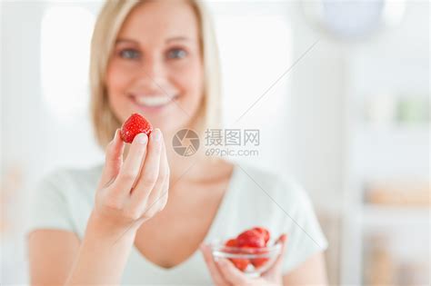 近距离接近一个女人 喜欢吃草莓 看着高清图片下载-正版图片321419717-摄图网