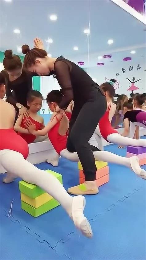 舞蹈生的日常训练，舞蹈老师这样帮小萝莉压腿，隔着屏幕都很疼_腾讯视频