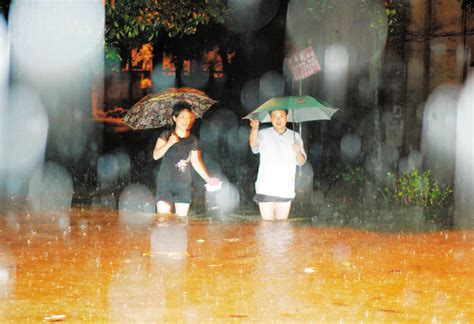 航拍江西鄱阳洪灾现场，多个村庄仍浸泡在洪水中 - 重庆日报网