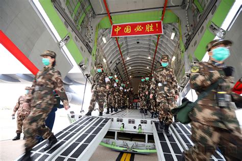 【摄影报道】空地联运 军队又一批1200名医护人员抵达武汉 - 中华人民共和国国防部