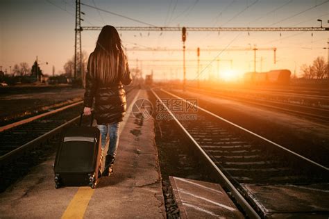 值日落时带行李在铁路上搭车的高清图片下载-正版图片502565842-摄图网