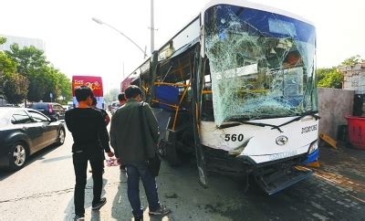 公交车撞上桥墩14名乘客受伤 司机说因避让超车_武汉_新闻中心_长江网_cjn.cn